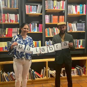 Presentación del libro "Con todas sus letras" en cafetería la Lattice